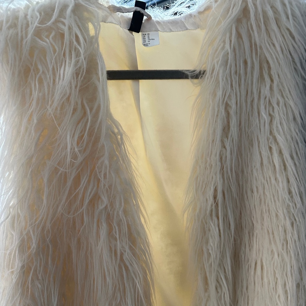 DIVIDED faux fur vest